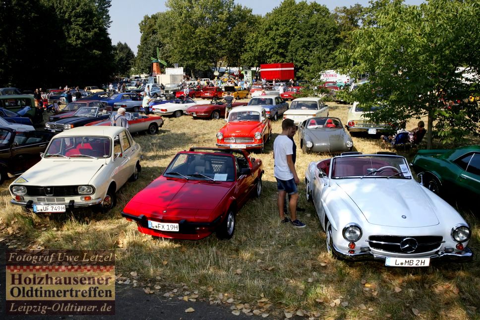 Bild: Mercedes Cabrio 190 SL Baujahr 1956 beim Oldtimertreffen in Leipzig Holzhausen. Die Karosserie des 190 SL war nach dem Vorbild des 300-SL-Flgeltrers aerodynamisch gnstig geformt. 