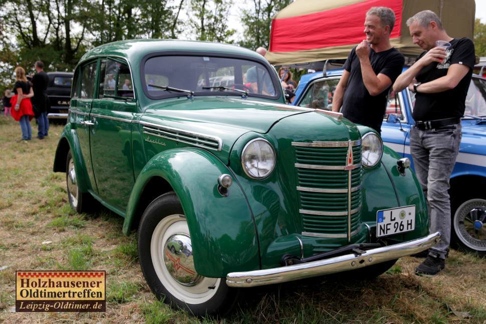 Besucher beim Oldtimertreffen hier in Sachsen