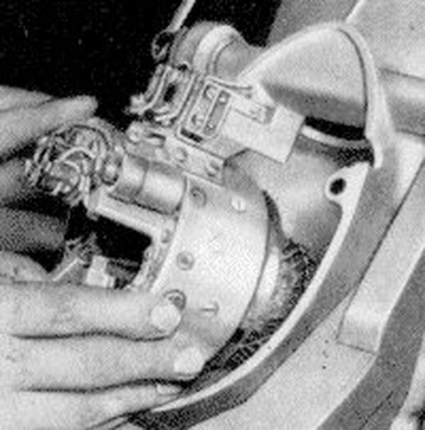  IFA MZ BK 350 Reparaturhandbuch - Ausbau der Lichtmaschinenhaltekappe